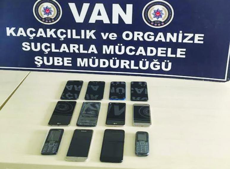 İpekyolu'nda 12 adet kaçak cep telefonu ele geçirildi