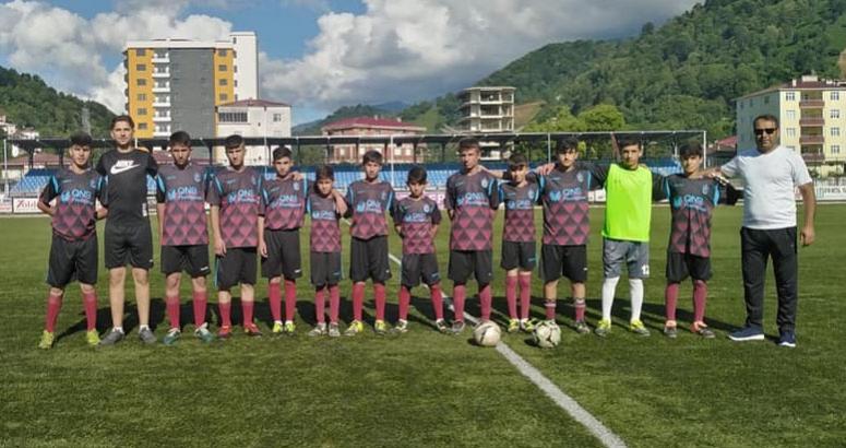 Van Trabzonspor takımı, U-14 turnuvasının şampiyonu...