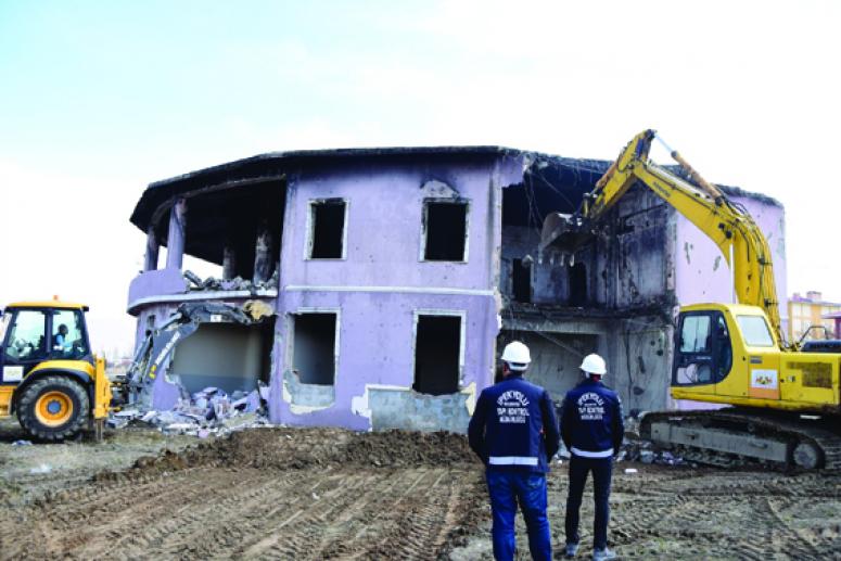 İpekyolu'nda metruk yapıların yıkımı başladı
