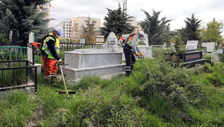 Van Büyükşehir'den, mezarlıklarda temizlik çalışması…