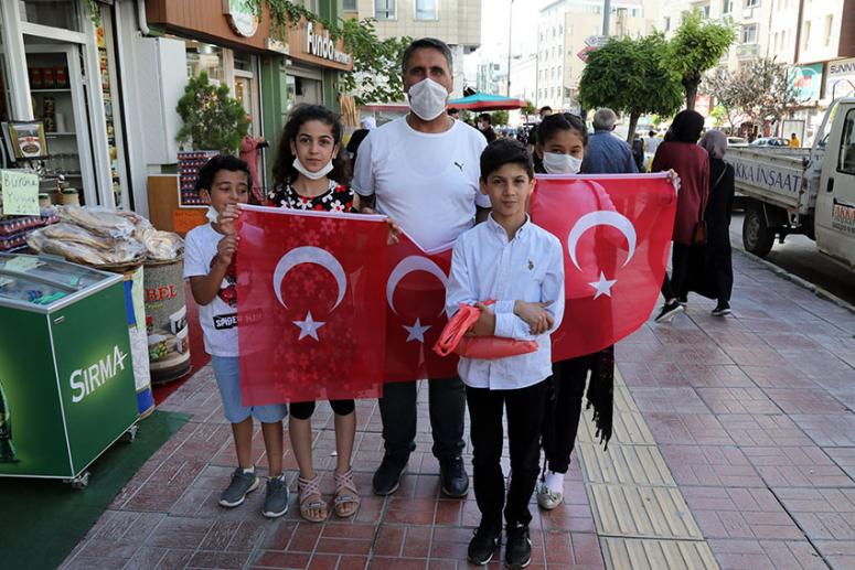 Zafer Bayramı etkinlikleri kapsamında vatandaş ve esnaflara bayrak dağıtıldı