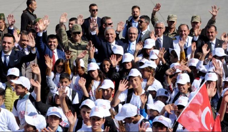 Van'dan 372 öğrenci İzmir ve Çanakkale'ye uğurlandı