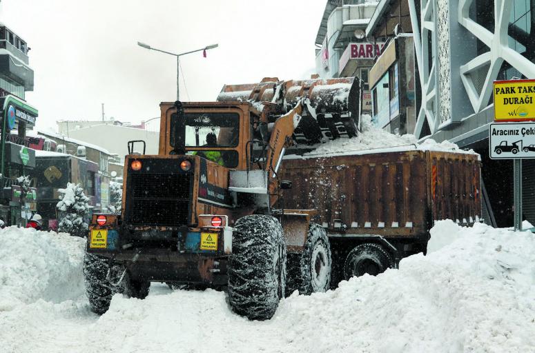 Şehirden kamyon kamyon kar taşınıyor