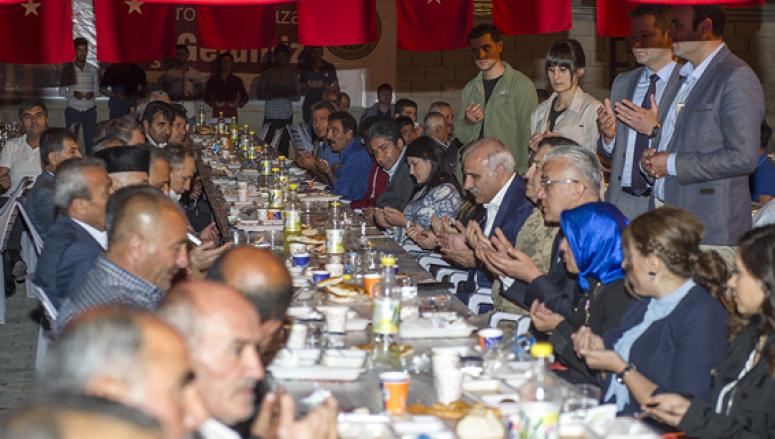 Vali Zorluoğlu Kasımoğlu'nda vatandaşlarla birlikte iftar açtı