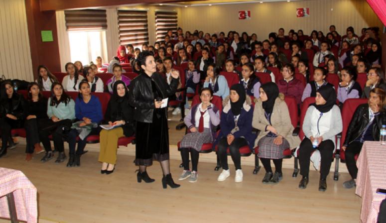 Yazar Altan Başkale'de öğrencilerle buluştu