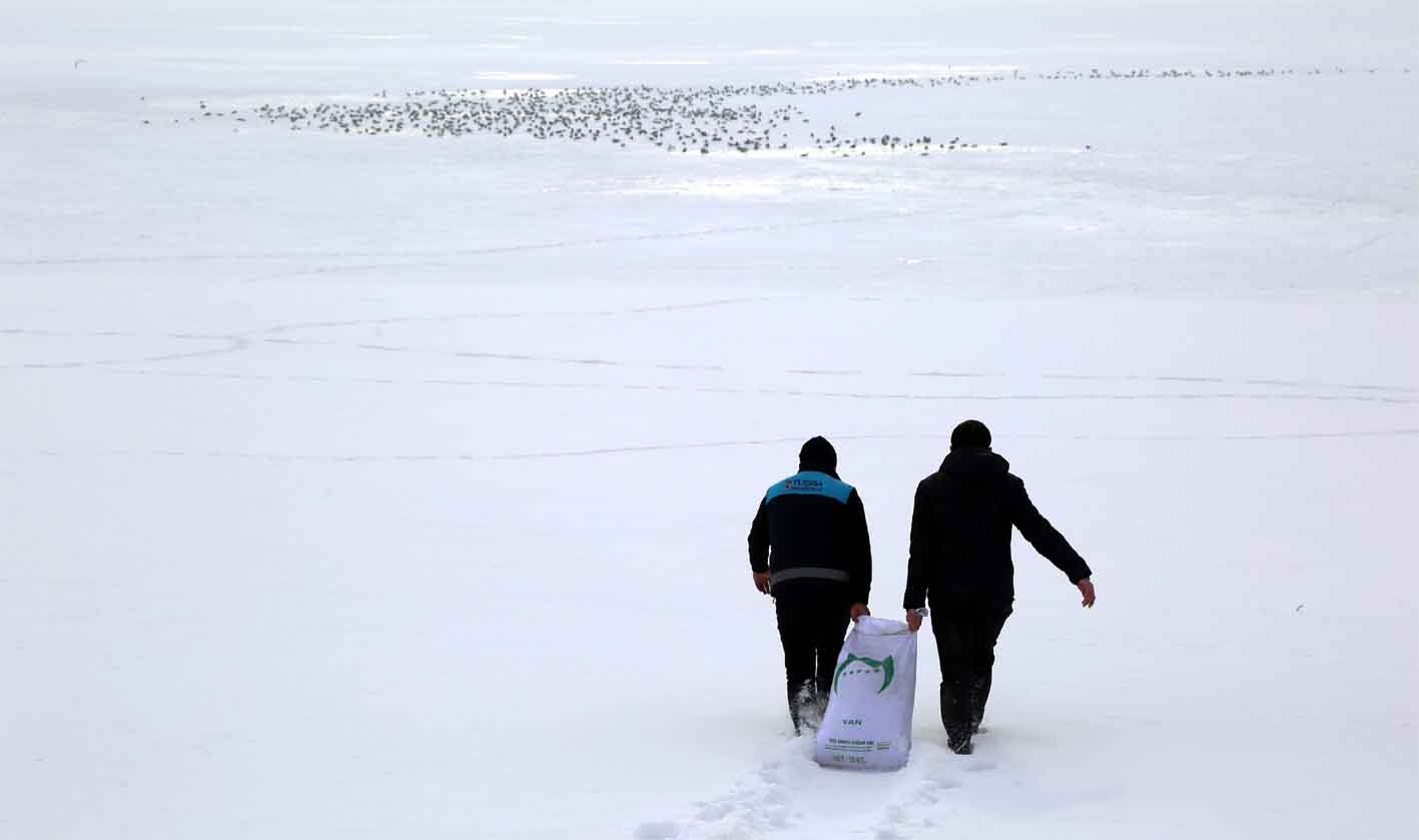 Sıhke Gölü'nün yüzeyi buzla kaplandı