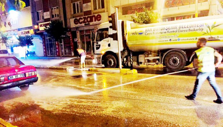 Van'daki cadde ve sokaklar tazyikli suyla yıkandı