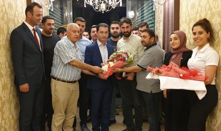 Kuzey Irak'tan gelen turizm heyeti çiçeklerle karşılandı