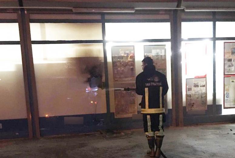 Van'da bir markete molotoflu ve ses bombalı saldırı