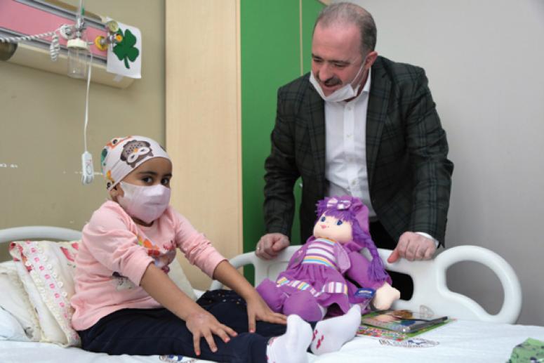 Başkan Özgökçe'den lösemi hastalarına moral ziyareti...