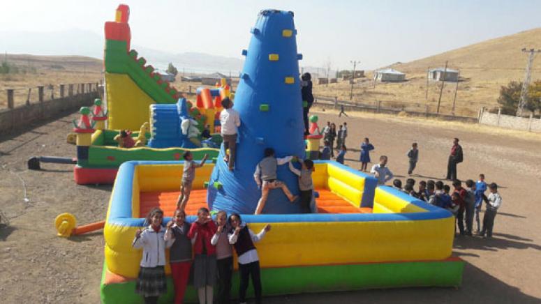 İpekyolu'ndaki okullara şişme oyun park parkları…