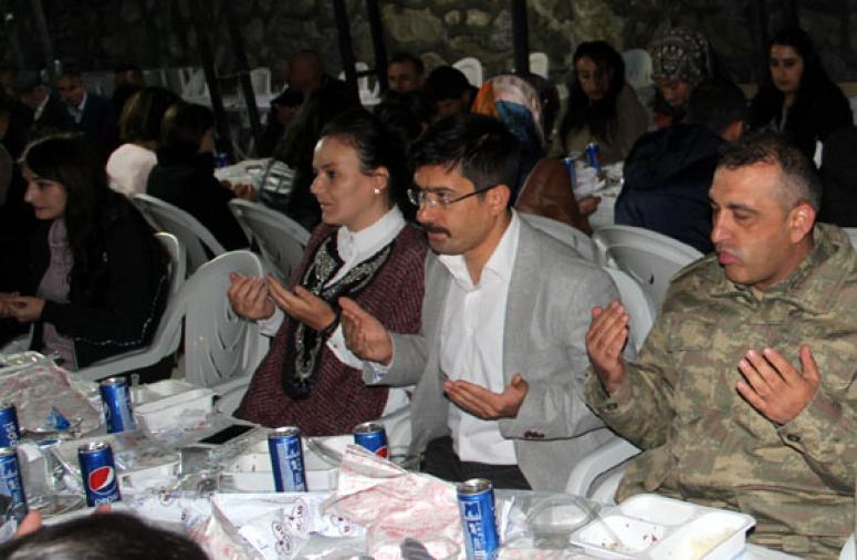 Kaymakam Öztürk vatandaşlarla iftar açtı