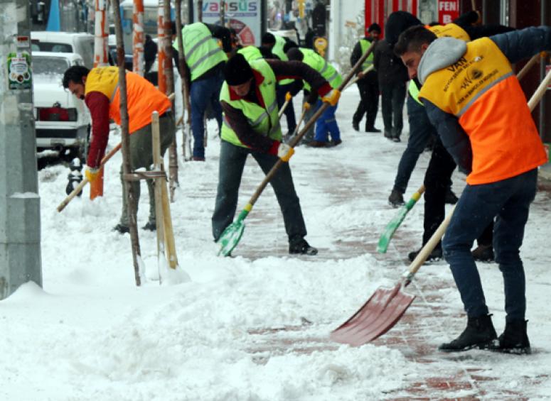 Büyükşehir'den karla mücadele çalışması 