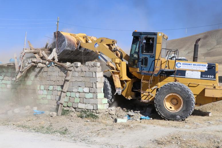 Edremit'te ahır yıkımları kararlılıkla sürüyor