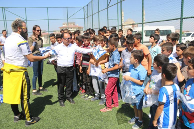 Edremitli çocuklar için futbol okulu…