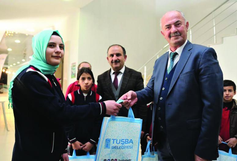 Başkan Akman, öğrencilere kitap hediye etti