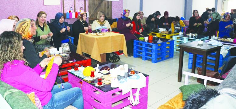 AK Parti'li kadınlar, temiz bir çevre için file ördüler 
