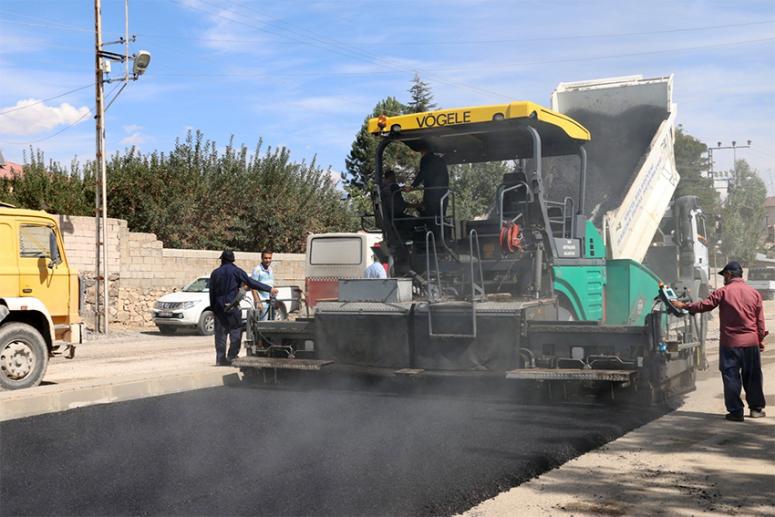 Erciş'te asfalt kaplama çalışmaları devam ediyor 