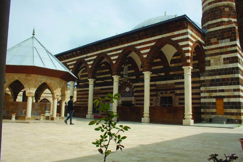 Hüsrev Paşa Camii'nde mukabele geleneği sürüyor
