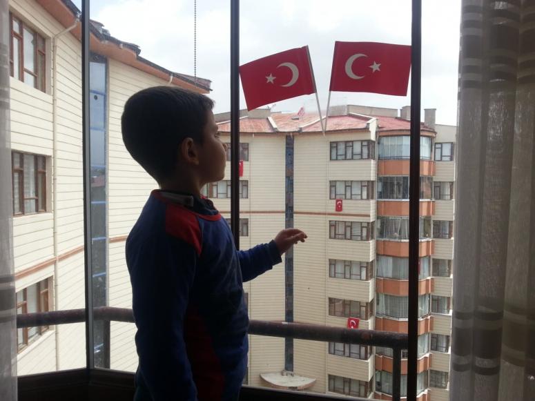 Beş yaşındaki Ferdi, İstiklal Marşı'nın 10 kıtasını ezbere okudu