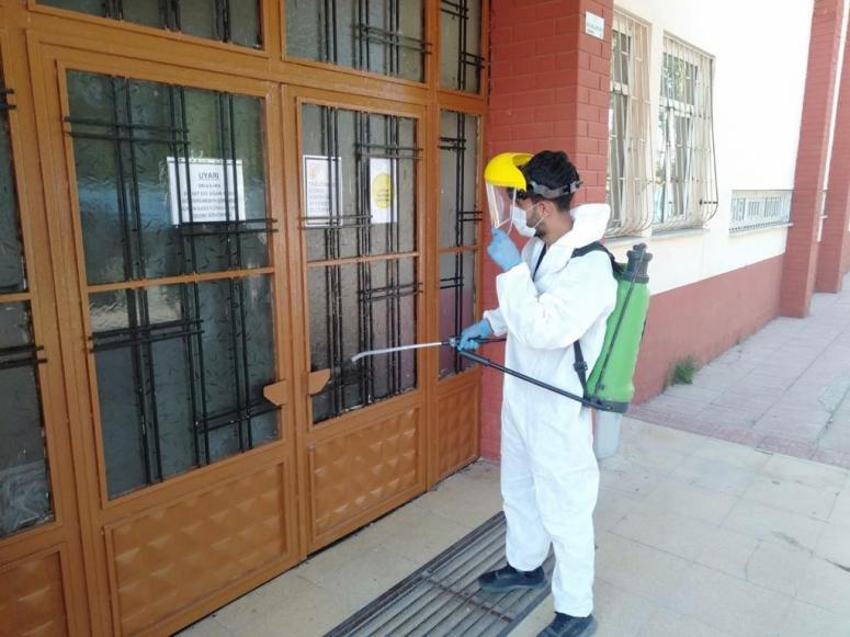 Çaldıran Belediyesi okulları dezenfekte etmeye devam ediyor