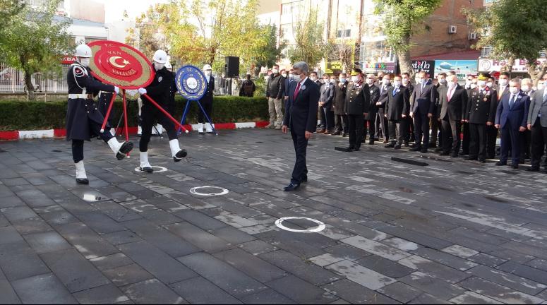 Van'da Gazi Mustafa Kemal Atatürk saygıyla anıldı