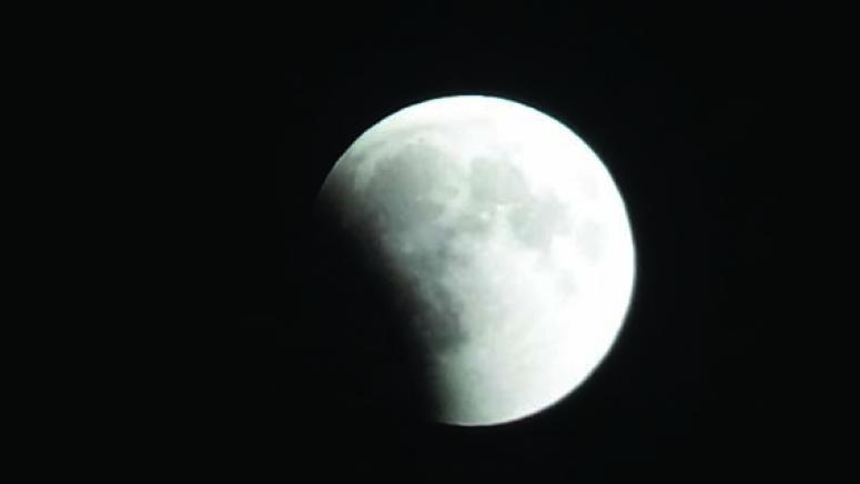 'Kanlı Ay' tutulması Van'da da çıplak gözle izlendi