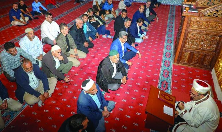 Babalar ve çocuklar Hüsrevpaşa Camii'nde sabah namazı kıldı
