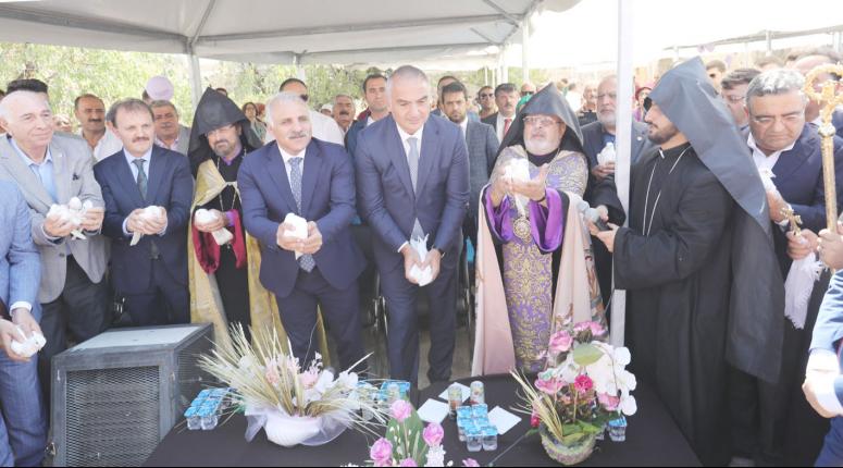 Bakan Ersoy Akdamar'da yapılan Ermeni ayinine katıldı 