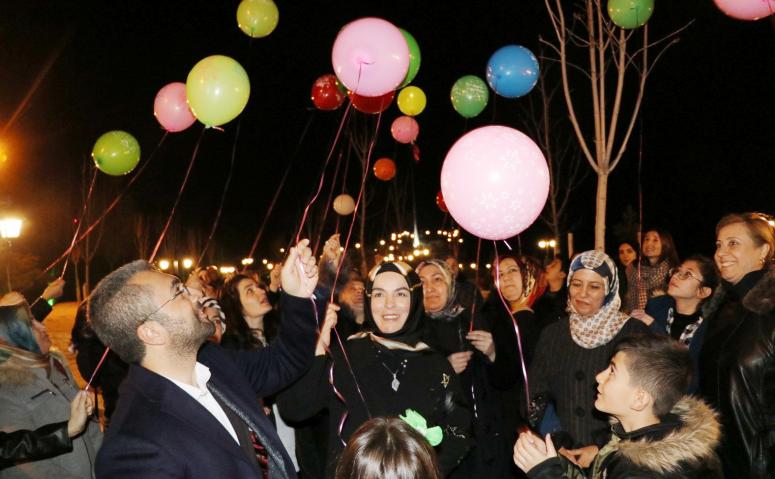 Öldürülen kadınlar anısına ışıklı balonlar uçuruldu