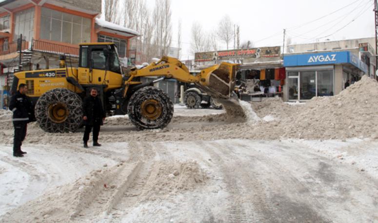 Başkale Belediyesi'nden karla mücadele çalışması…