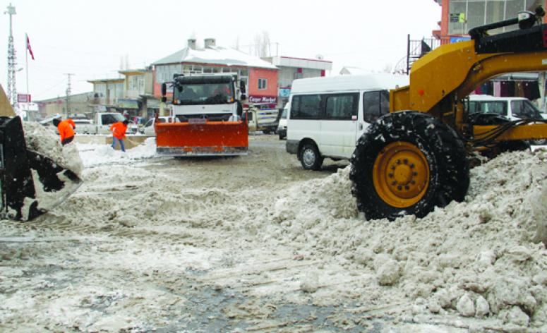 Başkale Belediyesi'nden kar temizleme çalışması 