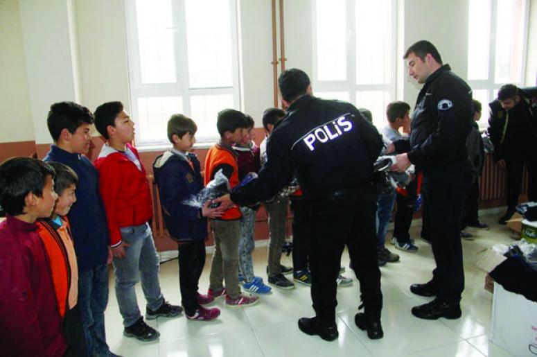 Başkale polisinden öğrencilere yardım
