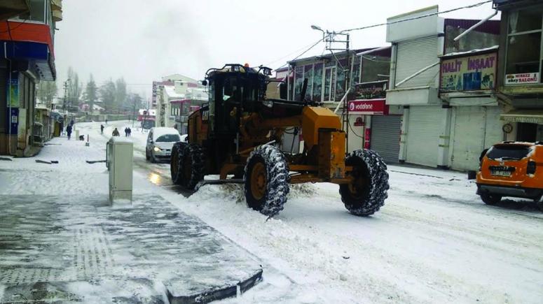 Başkale'de, yollar kardan arındırıldı
