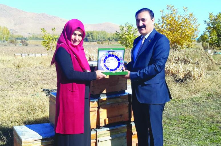 Türkiye birincisi kadın çiftçiye bir ödül de Süer'den...