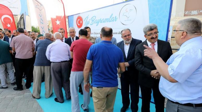 Protokol ve vatandaşlar Nurşin Camii'nde bayramlaştı