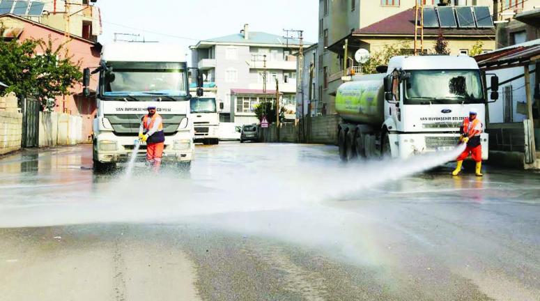 Cadde ve sokaklar tazyikli su ile yıkanıyor