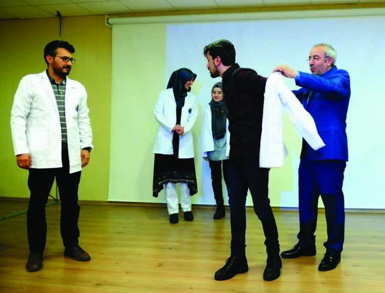 Tıp Fakültesi öğrencilerine beyaz önlük giydirildi 