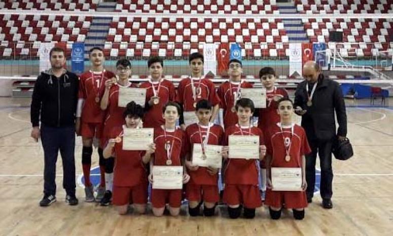Ağrı'daki yarışlara Van Çınar Koleji Voleybol Takımı damga vurdu