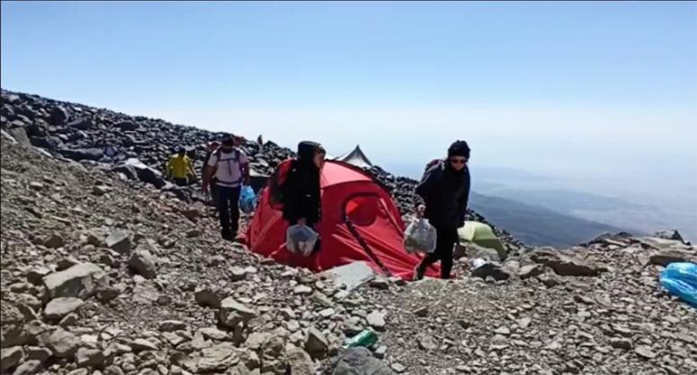 Vanlı dağcılar Ağrı Dağı'nda çöp topladı
