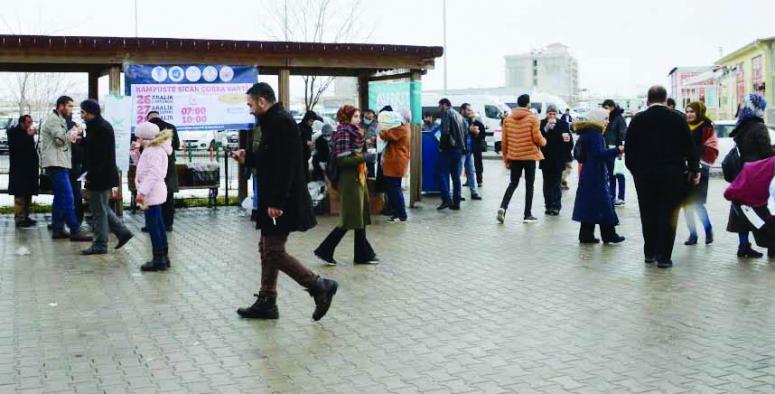 Tuşba Belediyesi'nin sıcak çorba dağıtımı sürüyor