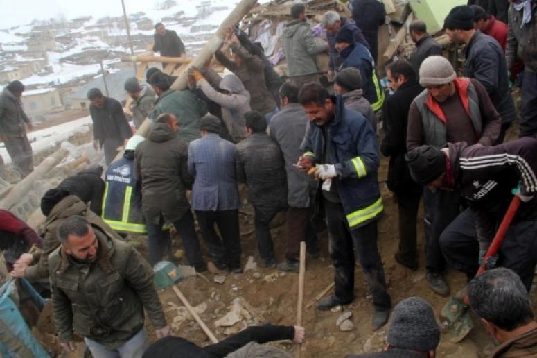 İran'daki deprem, Başkale'yi de vurdu: 9 ölü...