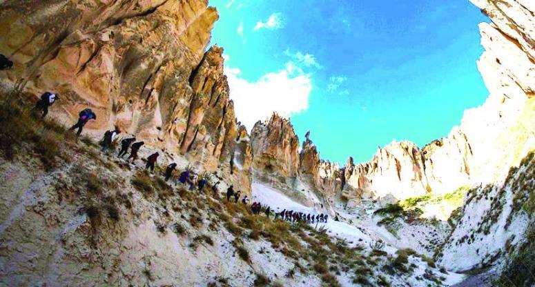 Doğasever 125 dağcı Vanadokya'yı gezdi 