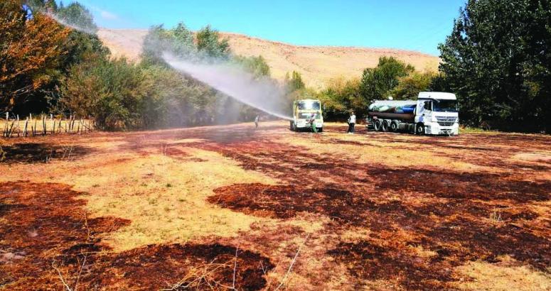 Edremit Belediyesi kendiliğinden yanan toprağı kontrol altına aldı