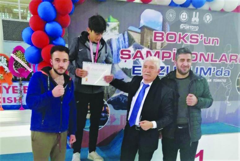 Edremit'teki boksörlerden Türkiye üçüncülüğü…