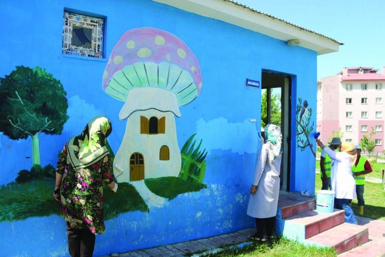 Edremit'teki parkın bankları kadınlar tarafından boyandı