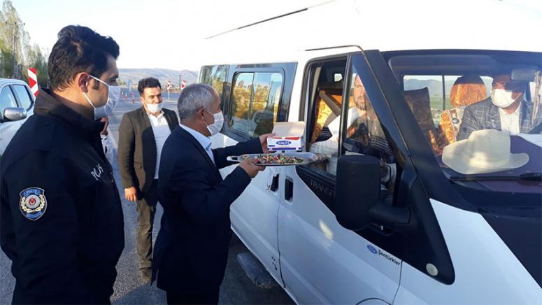 Başkan Ensari, yolculara maske ve şeker dağıttı