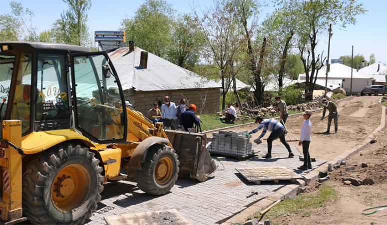 Erciş'te parke taşı döşeme çalışmaları sürüyor