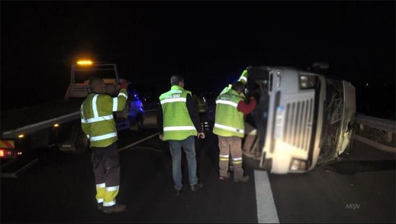 Göçmenleri taşıyan minibüs devrildi:20 yaralı...