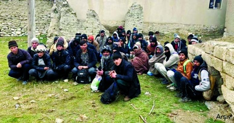Gürpınar'da 55 kaçak göçmen yakalandı 